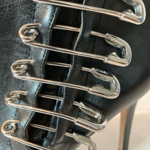 Katy Perry Women's Black 100mm Unity Pins Leather Ankle Boots Size 40.5 - Picture 11 of 16